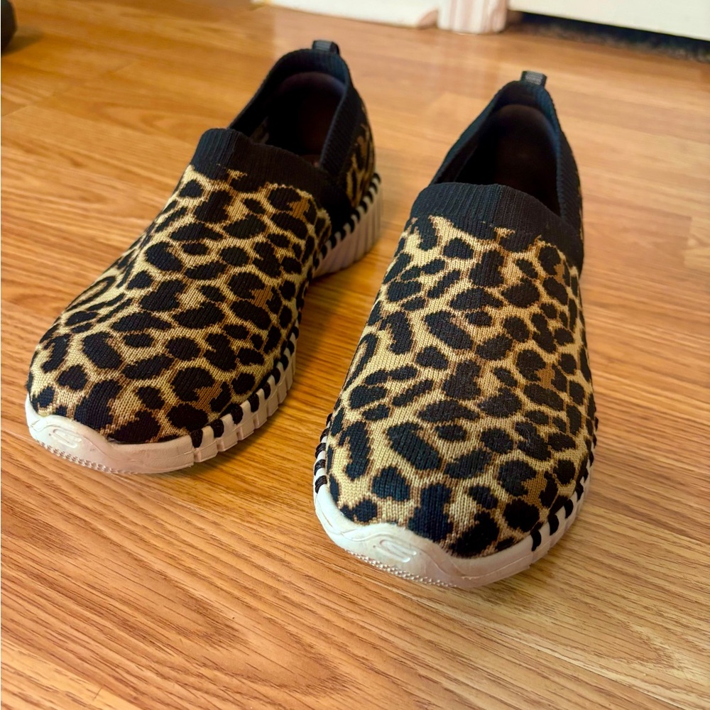 Skecher Go Walk Leopard Print Slip-On Sneakers comfy fun stretch for size 6.